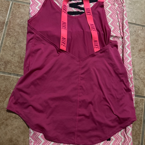 Nike Athletic Top Size Medium - Picture 2 of 2